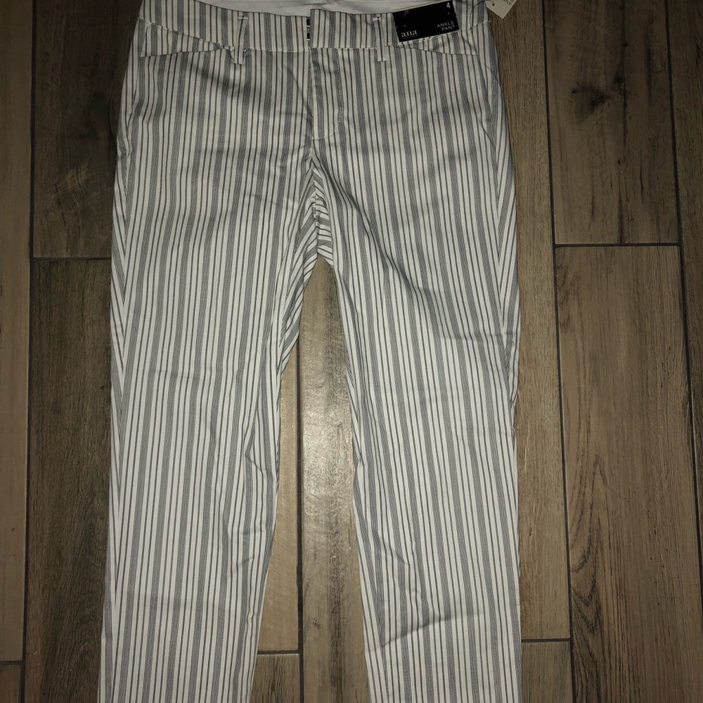 NWT Women’s cropped slacks